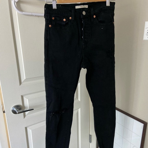 Levi’s Wedgie Jeans - Black, distressed in knee - Picture 1 of 3